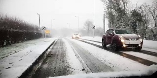 在英国的雪地上驾驶汽车