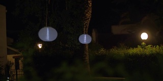 晚上挂着中国灯笼的院子