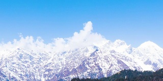 印度喜马偕尔邦，马纳里的罗唐山口上的喜马拉雅山脉的时间推移视图