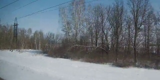 4K的视角从一辆客运列车的窗口。这是典型的俄罗斯冬季景观