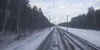 4K的视角从火车火车头。火车沿着积雪的小路行驶