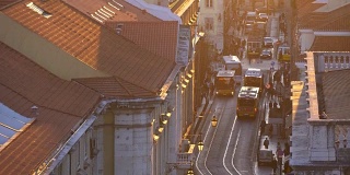葡萄牙里斯本。大桥，港口和交通在日落的灯光下做阿森纳。倾斜拍摄