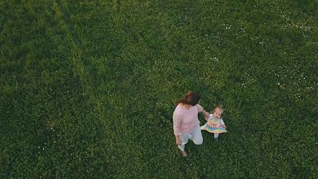 母亲和女儿在草地上