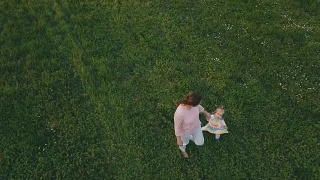 母亲和女儿在草地上视频素材模板下载