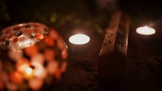 熏香和蜡烛燃烧和烟在黑暗的背景。熏香和蜡烛的烟视频素材模板下载