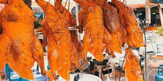泰国和亚洲的街头小吃。柜台上的红色北京烤鸭。大街上的异国菜肴