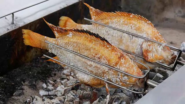 泰国国菜，用盐和青菜吐丝炸鱼。泰国和亚洲的珍奇食物