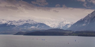 图恩湖和雪山，瑞士