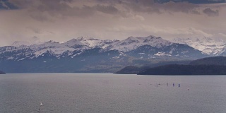 图恩湖和雪山，瑞士