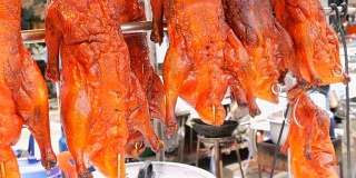 泰国和亚洲的街头小吃。柜台上的红色北京烤鸭。大街上的异国菜肴