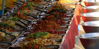 有很多泰国菜的柜台。街上有各种异国风味的亚洲菜
