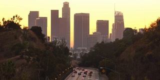 洛杉矶高速公路上的汽车乘客背光高速公路