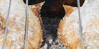 泰国国菜，炸鱼吐在盐和绿色近距离观看。泰国和亚洲的珍奇食物