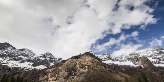 4K延时拍摄亚丁国家自然保护区的蓝天雪山。