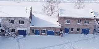 在一个多雪的冬天，建筑设备矗立在老工厂的地盘上。