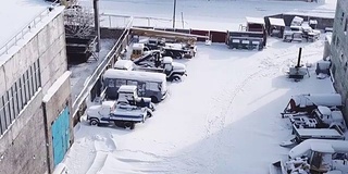 在大雪纷飞的冬天，一队建筑设备。