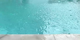 雨水落在游泳池的水面上