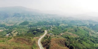 鸟瞰图公路上的山口。