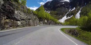 在挪威一条蜿蜒的道路上开车