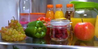 冰箱里的新鲜覆盆子玻璃罐子