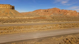 红色半挂车18惠勒犹他州红石公路运输视频素材模板下载