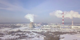 电厂空中景观上的烟囱和锅炉管道。冬季景观白色烟雾从工业管道化工厂在现代城市