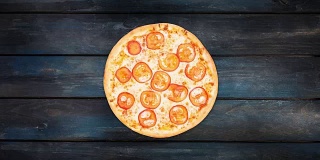 玛格丽塔披萨，番茄片，深色木质背景。俯视图中心方向