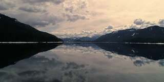 令人惊叹的自然Hyperlapse山湖镜面反射