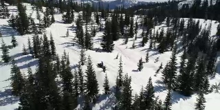 史诗级无人机拍摄男子向雪上摩托冲锋