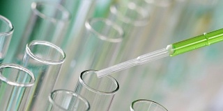 科学家检查新洗涤剂的质量和一致性，化学研究