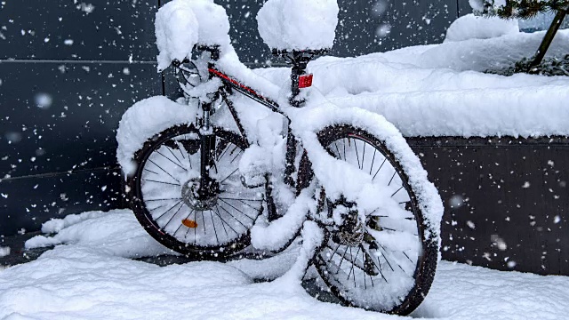 自行车和冬天下雪