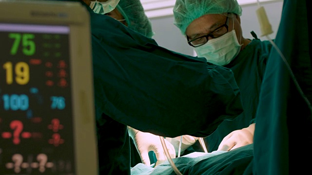 在手术室里给病人做手术的外科医生。