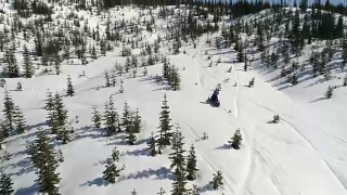 男人在雪地摩托上爬山阳光蓝天天线视频素材模板下载