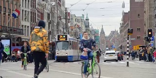 荷兰荷兰视图。街道和阿姆斯特丹运河，自行车和自行车，游艇，生活船。