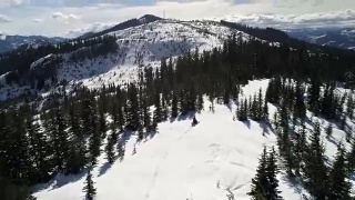 华盛顿斯诺夸尔米山口的雪地摩托探险视频素材模板下载