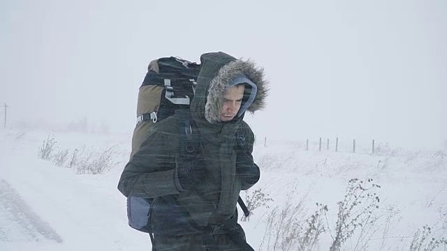 一个年轻人正穿过暴风雪
