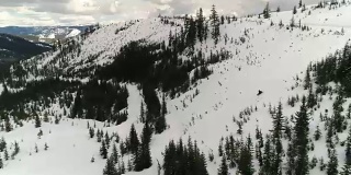 冬季雪山公园的雪车爬坡天线