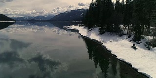 在湖边的荒野雪地摩托探险