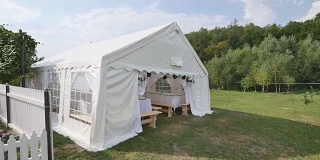 美丽的宴会厅下有一个帐篷，用于举行婚宴