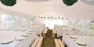 美丽的宴会厅下有一个帐篷，用于举行婚宴