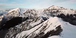 意大利Piani Di Bobbio雪山无人机视图