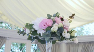 婚礼当天餐桌上美丽的鲜花视频素材模板下载
