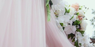 奢华的婚礼拱门与鲜花。婚礼装饰