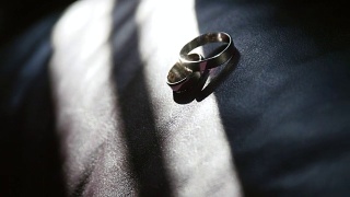 黑色背景上的结婚戒指视频素材模板下载