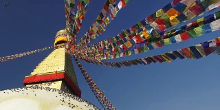 尼泊尔加德满都博达哈纳塔上的佛教经幡旗。慢动作镜头