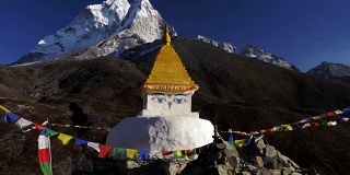 尼泊尔高山上佛塔上的佛眼。慢动作镜头。4 k, UHD