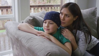 癌症康复中的儿子视频素材模板下载