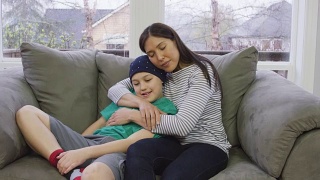 小男孩从癌症中康复视频素材模板下载