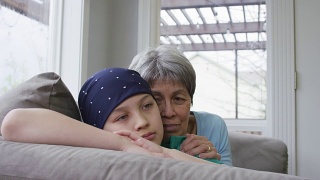 母亲安慰患癌症的男孩视频素材模板下载
