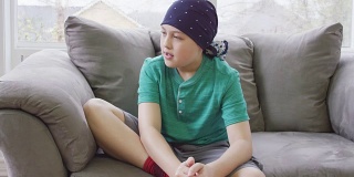 从癌症治疗中康复的男孩